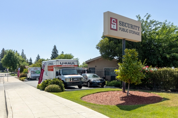 Security Public Storage - Fresno Shaw