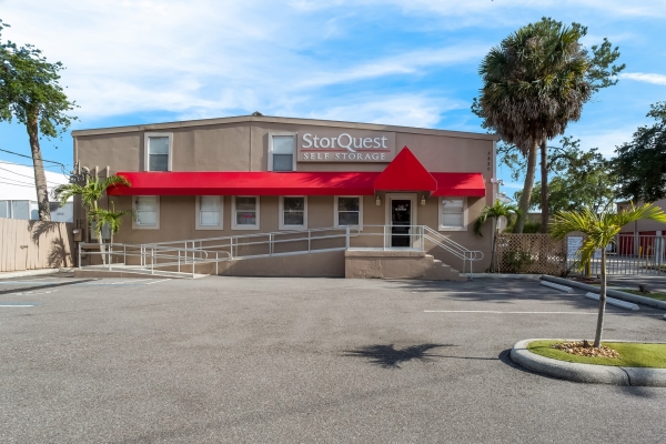 StorQuest - Tampa/Fair Oaks