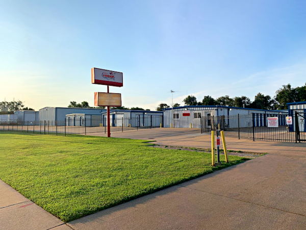 Storage Rentals of America - Wichita - West 8th St. N