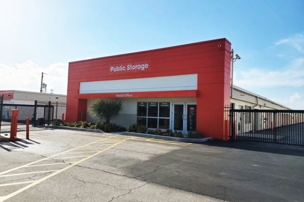 Public Storage - West Palm Beach - 3601 W Blue Heron Blvd